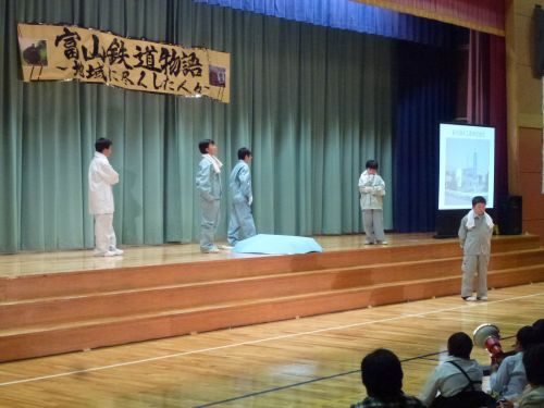 ガラス曲げ作業の演技場面 砺波市立庄南小学校学習発表会にて当社が取り上げられました。