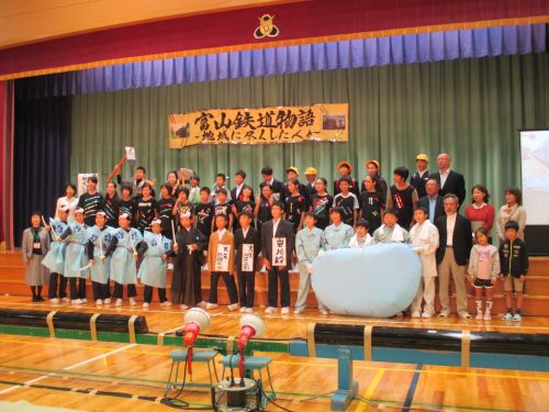 発表終了後全員での記念撮影 砺波市立庄南小学校学習発表会にて当社が取り上げられました。