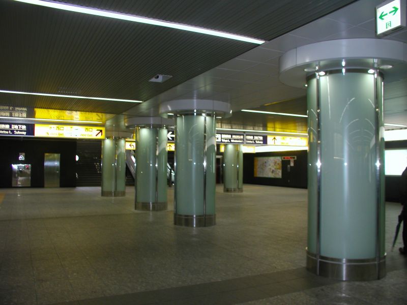 横浜站圆柱